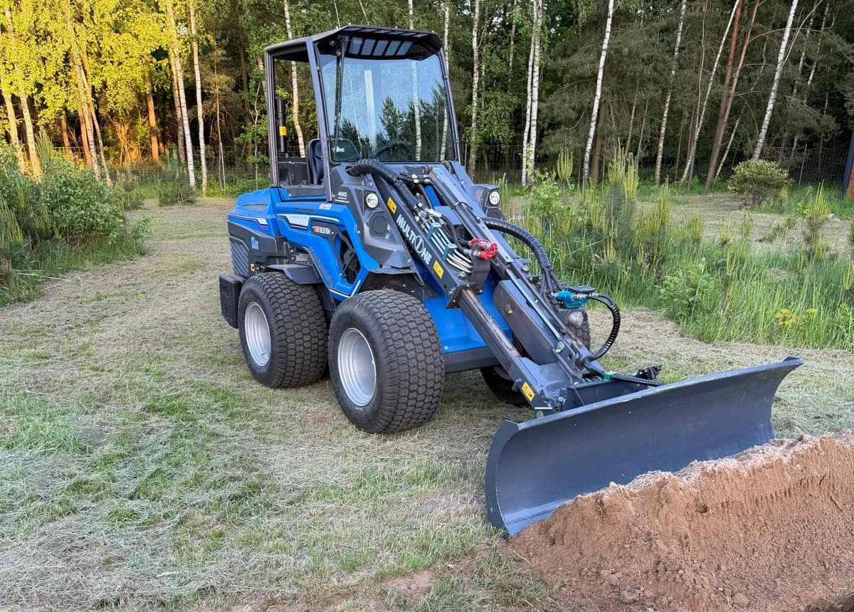 MultiOne 8.5 SK z lemieszem (równiarką) podczas prac ziemnych — wynajem maszyn MultiOrenda, Wrocław i Dolny Śląsk
